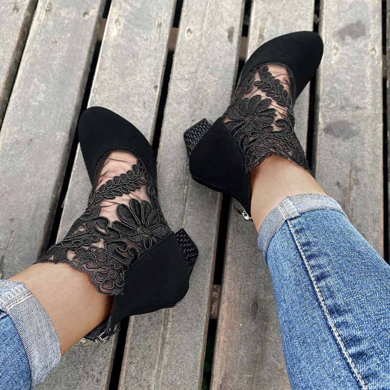 Noelle – Refined Lace Pointed Heels